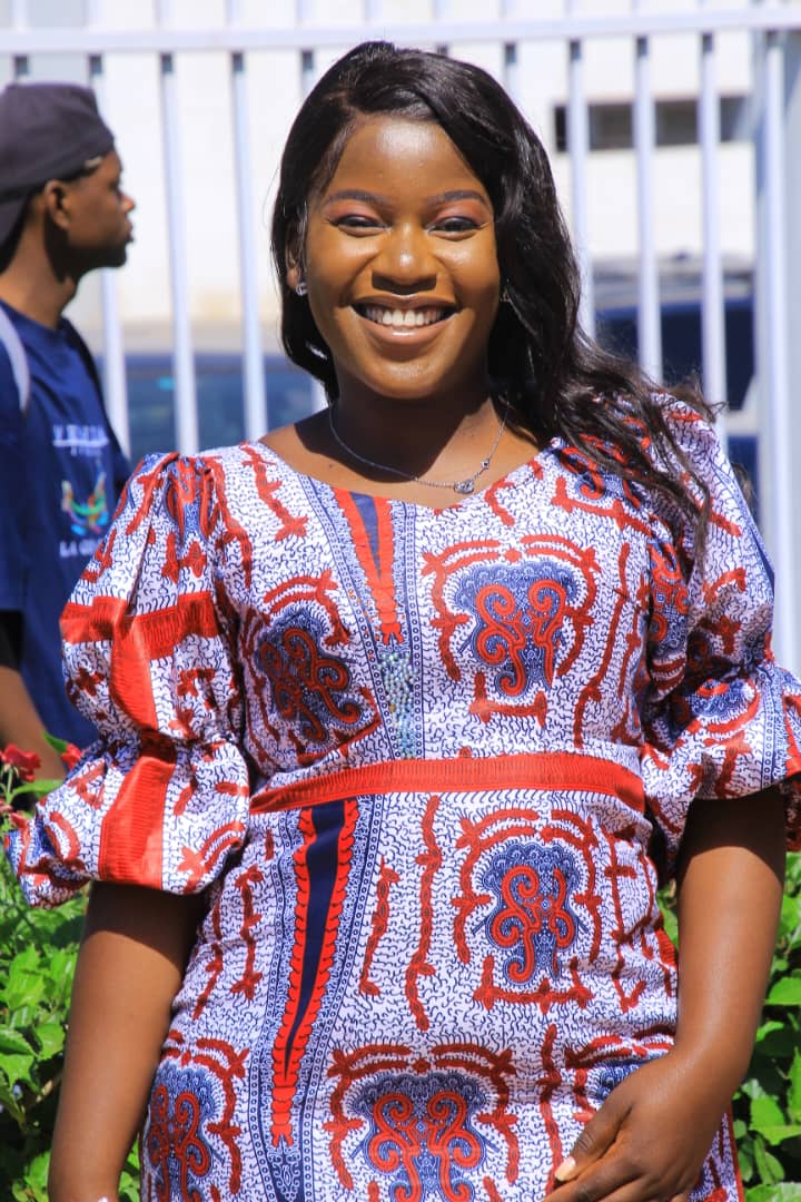 Portrait féminin souriant